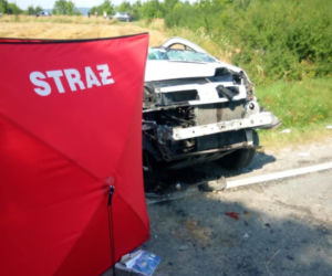 Tragiczny wypadek na DK74 w Łagowie. Nie żyje jedna osoba, droga jest całkowicie zablokowana