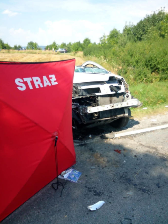 Tragiczny wypadek na DK74 w Łagowie. Nie żyje jedna osoba, droga jest całkowicie zablokowana
