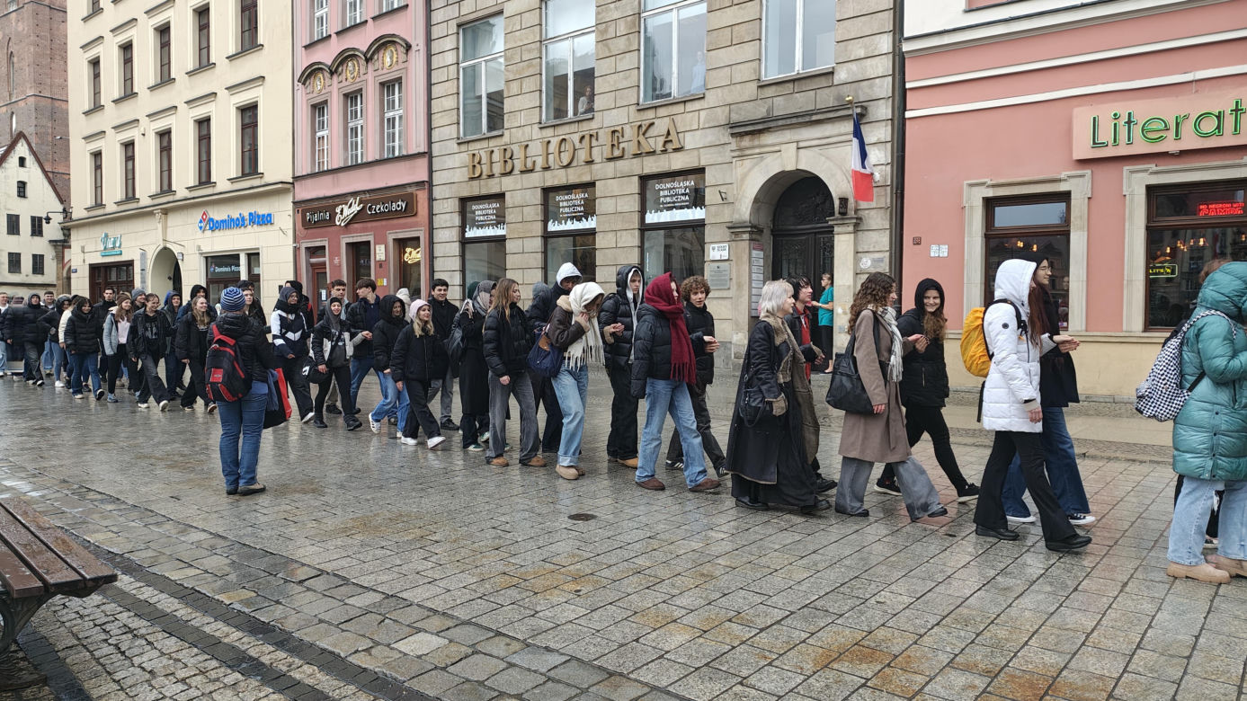 Polonez dla Fredry 2025 we Wrocławiu. Maturzyści zatańczyli na Rynku [ZDJĘCIA]