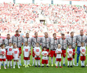 Robert Lewandowski wyprowadzany przez chorą dziewczynkę