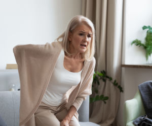 Te ćwiczenia niszczą twoje kości. Jeden błąd przy osteoporozie może skończyć się złamaniem