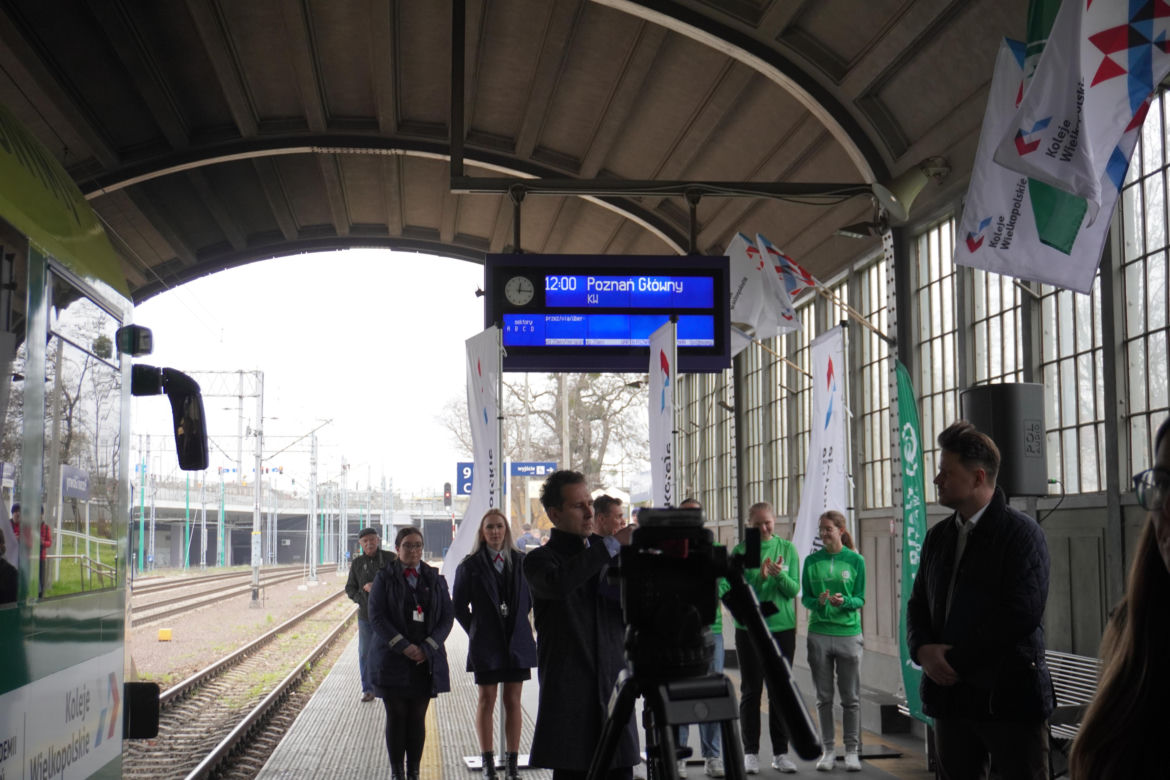 Pociąg Kolei Wielkopolskich w barwach Warty Poznań