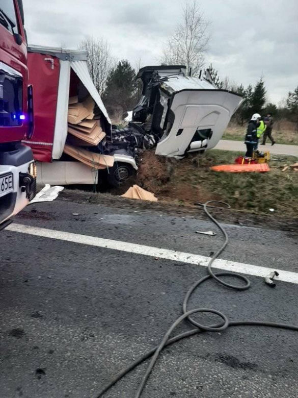 Kaplityny. Tragiczny wypadek na DK 16. Nie żyją dwie osoby, cztery w szpitalu [ZDJĘCIA]