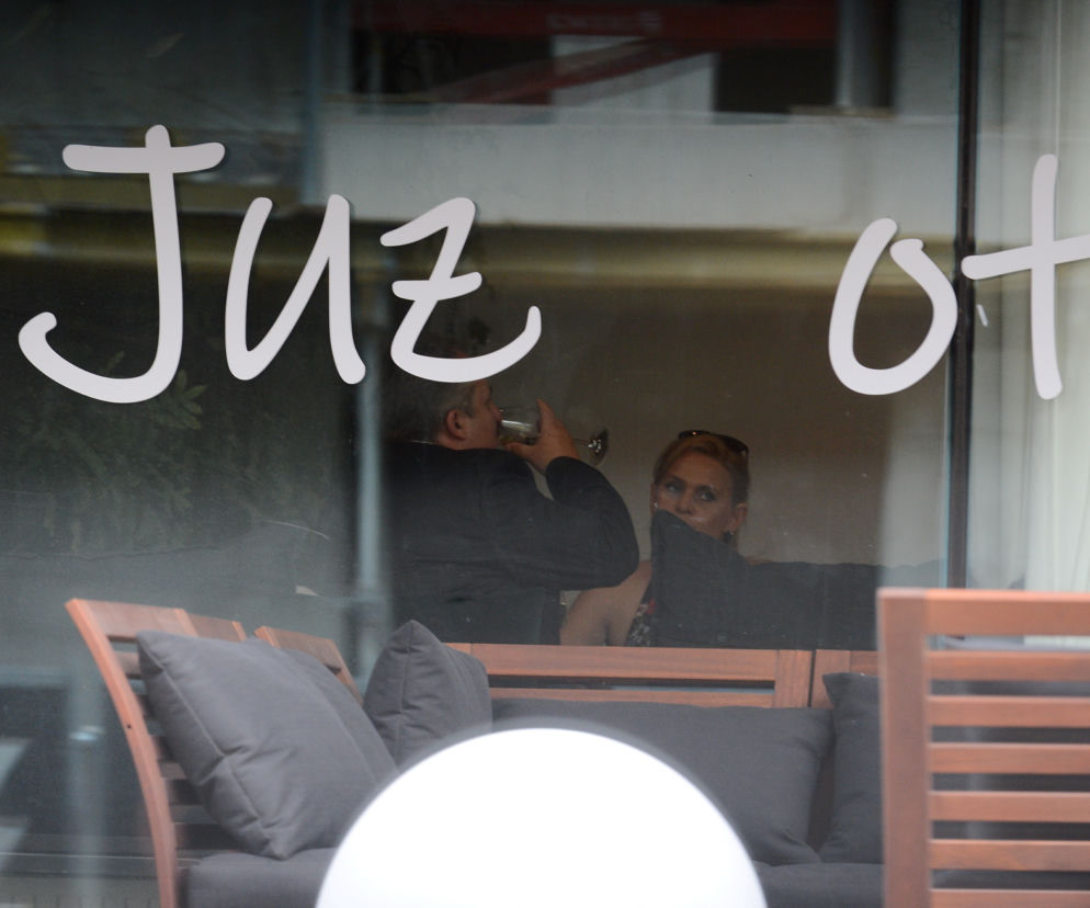 Poseł milioner na taniej randce