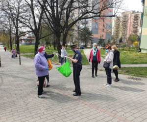 Tarnowska straż miejska miała dla mieszkańców prezenty. Zobacz co im wręczała!