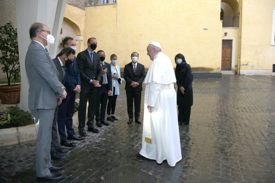 Papież Franciszek dostał wodorową Toyotę Mirai
