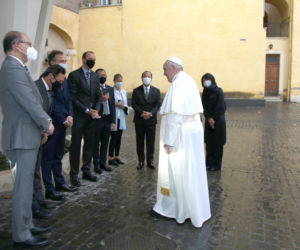 Papież Franciszek dostał wodorową Toyotę Mirai