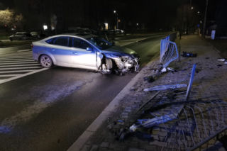 Bełchatów. Zjechał na chodnik i uderzył w barierki. Był kompletnie pijany