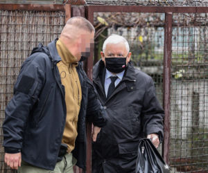 Naczelnik założył maskę