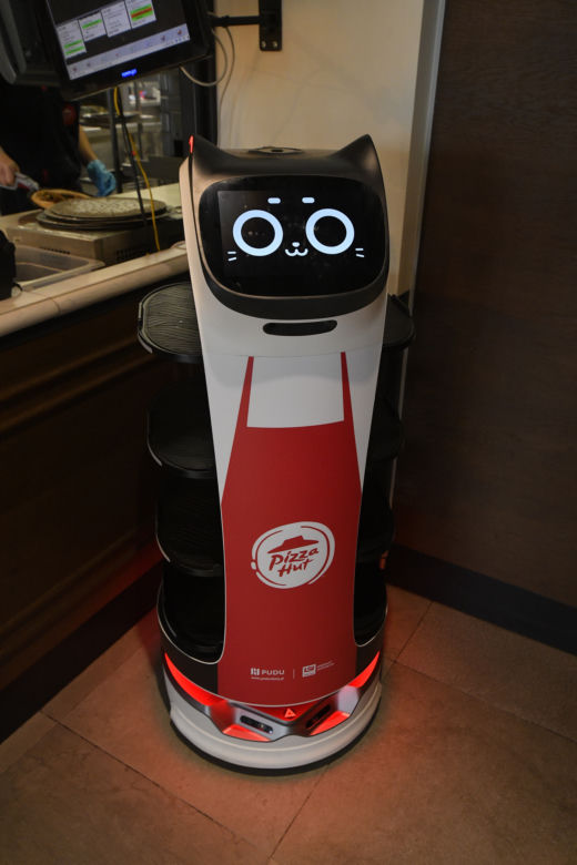  Warszawa miastem robotów. Parzą kawę, przynoszą paczki, dostarczają pizzę i śpiewają Sto lat
