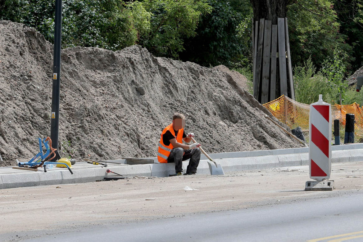 Przebudowa Wybrzeża Helskiego. Robotnicy bimbają na budowie