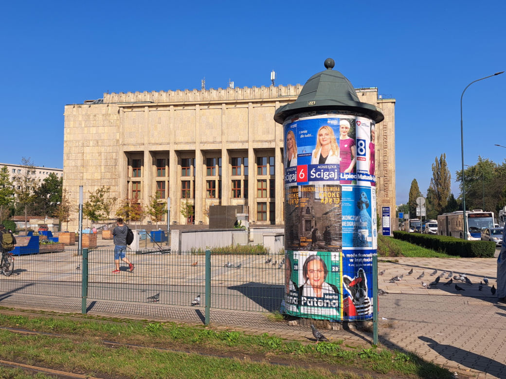 Plakaty wyborcze w Krakowie. Tak politycy promują się w przestrzeni miejskiej
