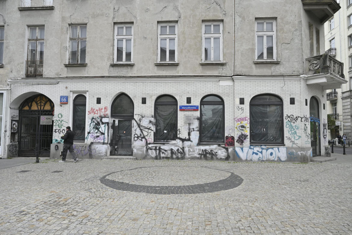 „To co robi miasto, to skandal”. Warszawa sprzedaje zabytkową kamienicę w centrum za grube miliony