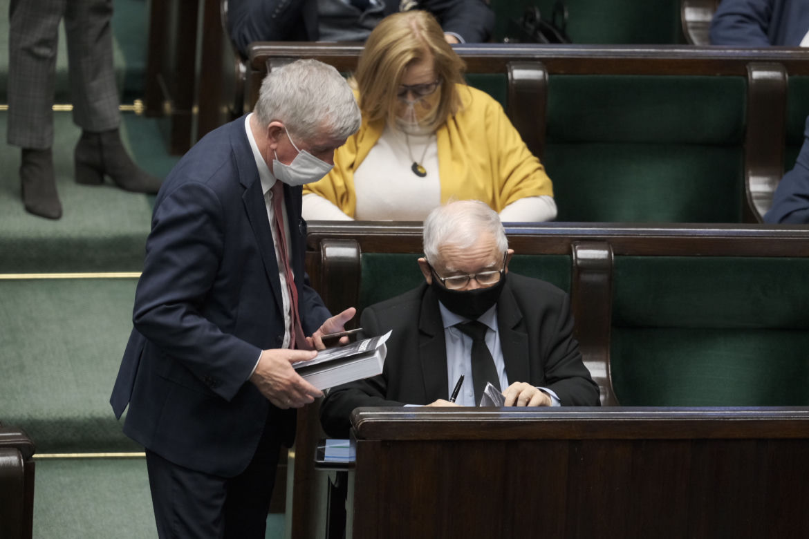 kaczyński w sejmie podpisuje książkę