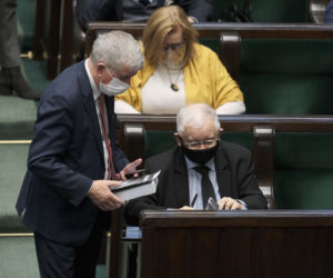 kaczyński w sejmie podpisuje książkę