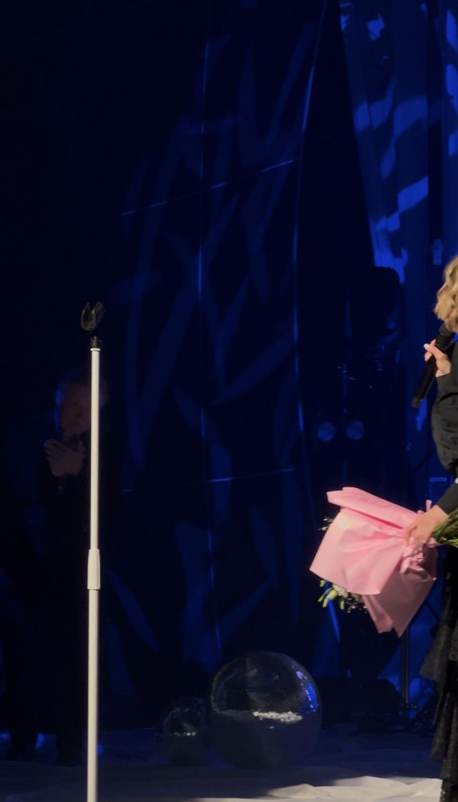 Michał Bajor na koncercie Anny Wyszkoni. Wskoczył do niej na scenę