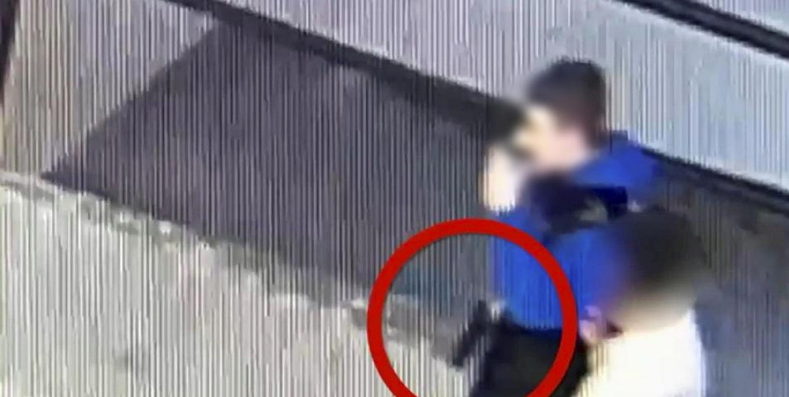 Horror na nowej kładce w Warszawie. Zatrzymano podejrzanego o postrzelenie. To 16-latek