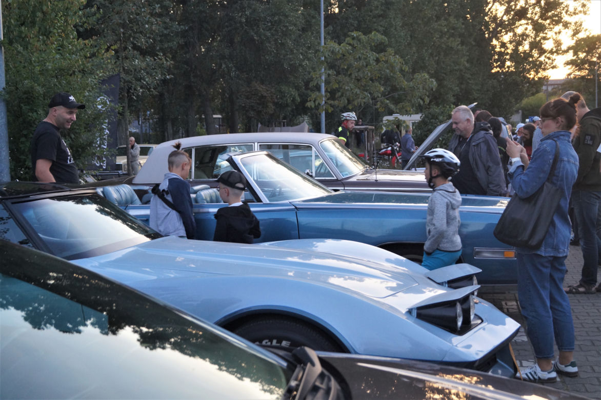 Bydgoskie Klasyki Nocą. Wyjątkowe auta zaparkowały pod Trobydem [ZDJĘCIA]