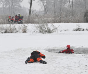 Gdy załamie się lód. Co robić, by uratować siebie lub kogoś, gdy wpadnie do wody?