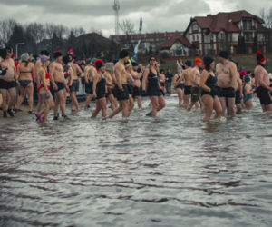 XIV Kąpiel dla odważnych. Morsy wykąpały się na Plaży Miejskiej w Ełku