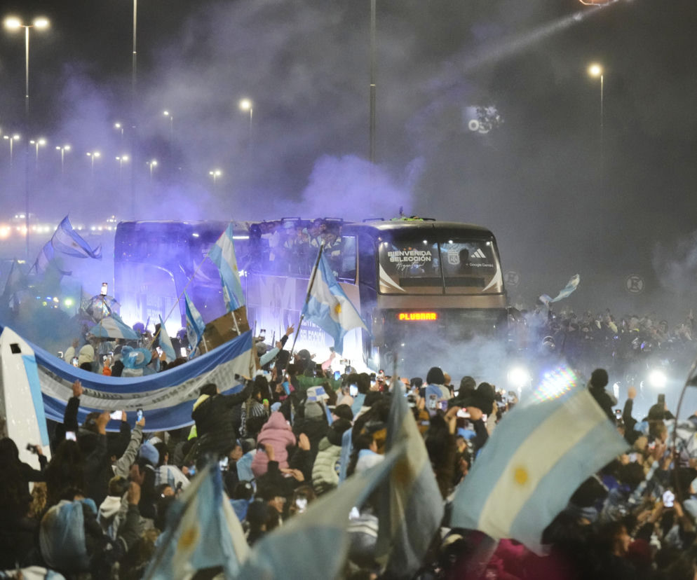 Tłum kibiców z flagami Argentyny wokół autokaru po finale MŚ. O tragicznych skutkach emocji przeczytasz na SE.