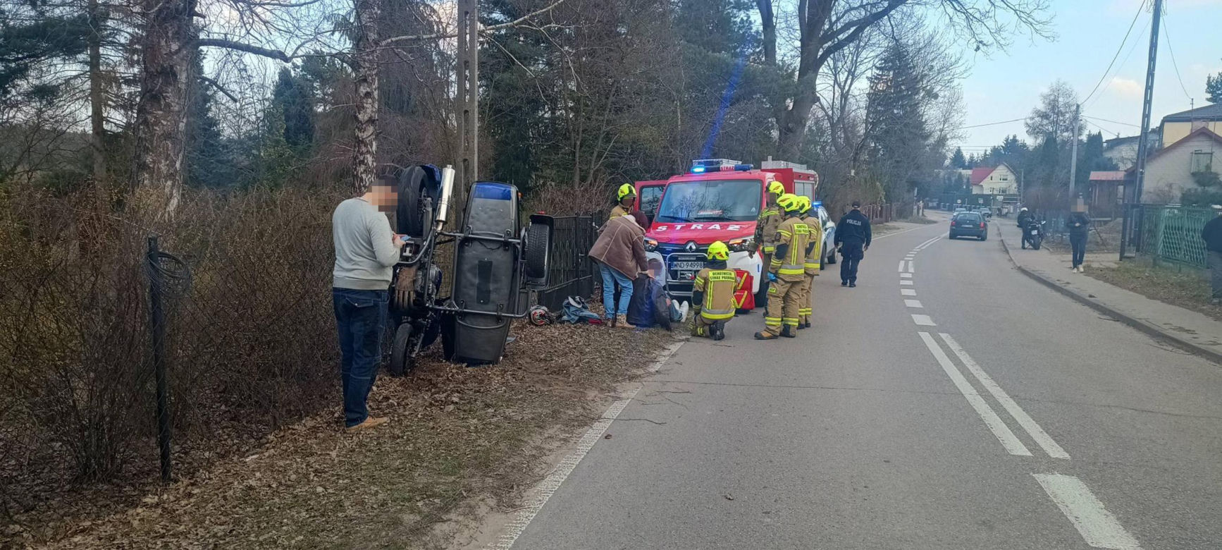 Jechali motocyklem z koszem. Uderzyli w betonowy słup. Pilna akcja służb
