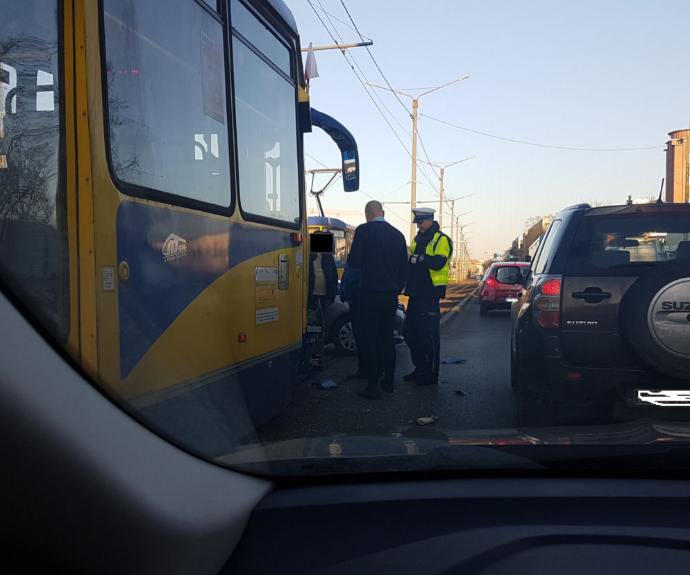 Kierowca BMW zderzył się z tramwajem! Poważne utrudnienia!