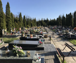 Ten cmentarz na Śląsku jest otwarty. Mieszkańcy odwiedzają groby bliskich