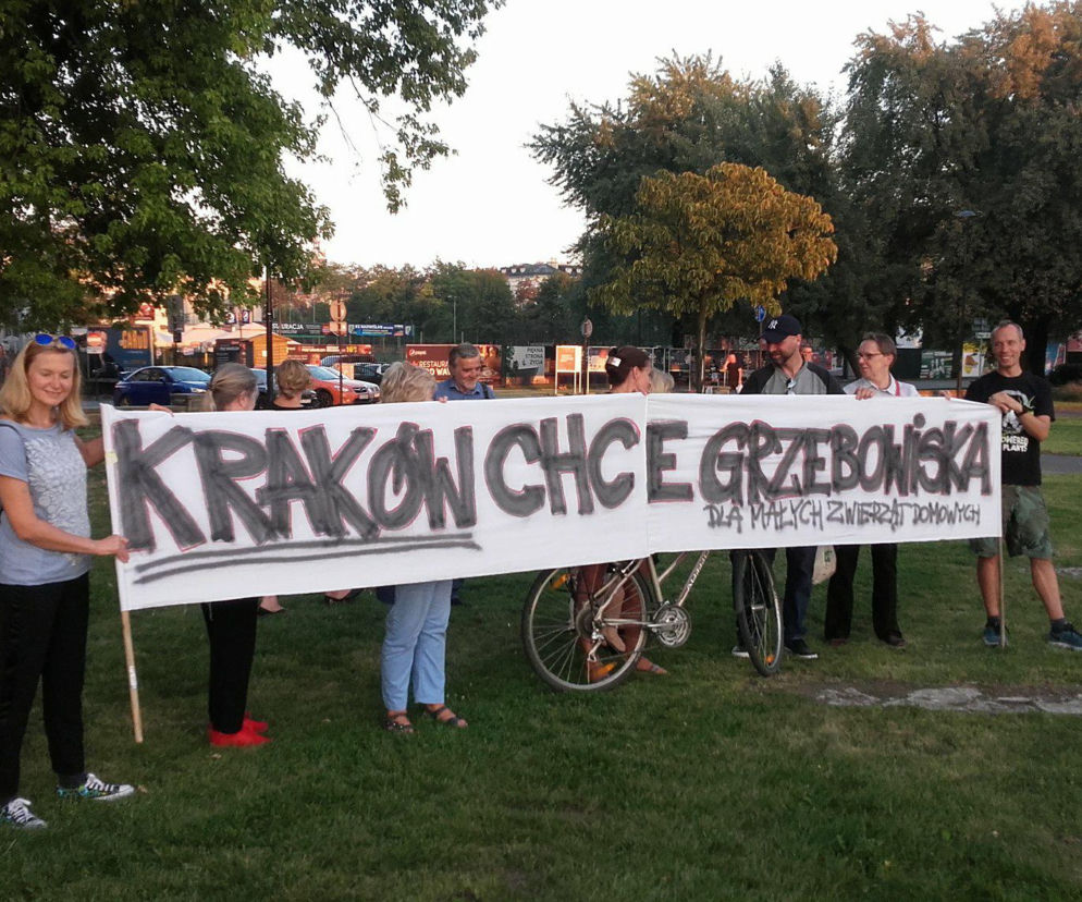 Pikietę zorganizowano przy pomniku psa Dżoka.