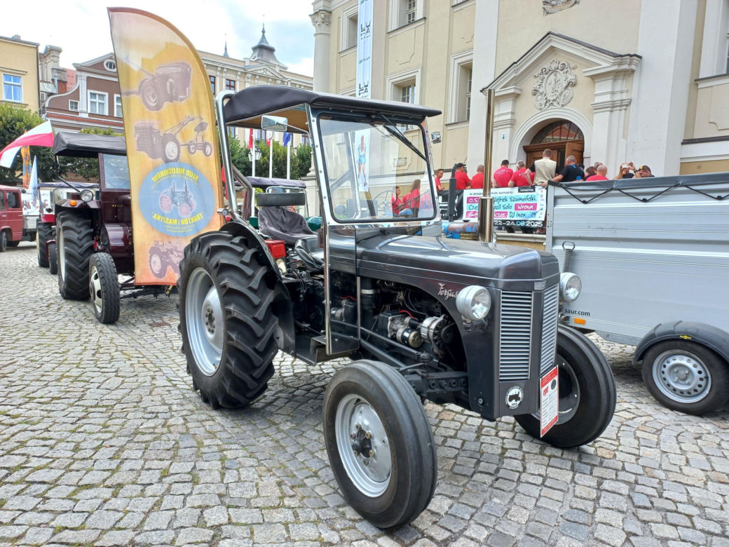 ​Zabytkowe traktory na rynku w Lesznie. Przedsmak festiwalu w Wilkowicach