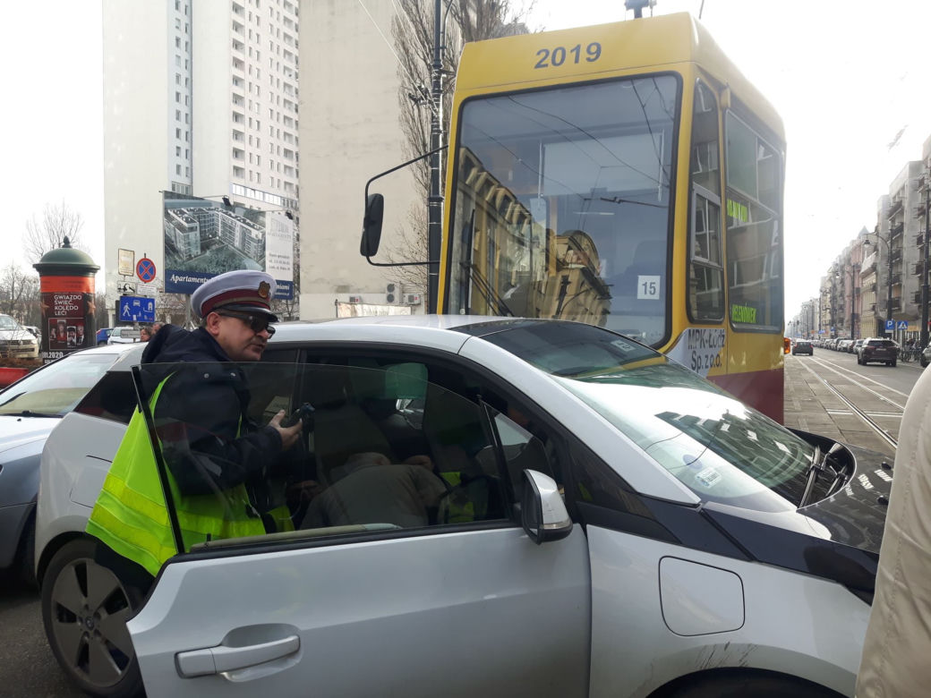 Łódź: BMW wjechało pod tramwaj. POWAŻNE UTRUDNIENIA na Piotrkowskiej przy Piłsudskiego!