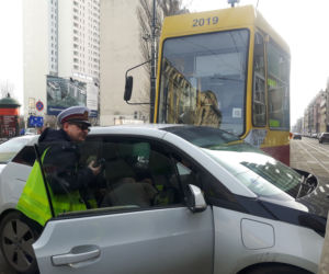 Łódź: BMW wjechało pod tramwaj. POWAŻNE UTRUDNIENIA na Piotrkowskiej przy Piłsudskiego!