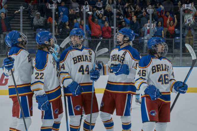 Główne role grają Ella Bright ("The Crown") i Belmont Cameli ("Byle do dzwonka").