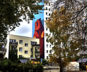 Mural z niedźwiedziem i motylem