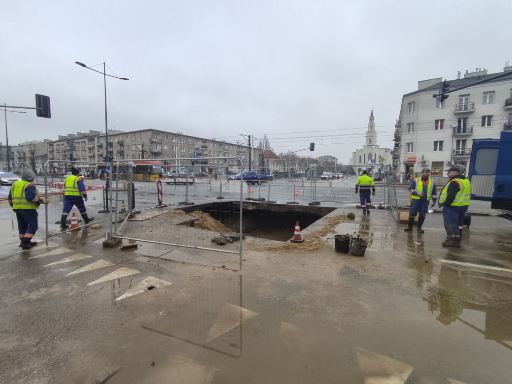 Grochowska się zapadła! Woda wyżłobiła dziurę na 7 metrów! Gigantyczne utrudnienia na Pradze