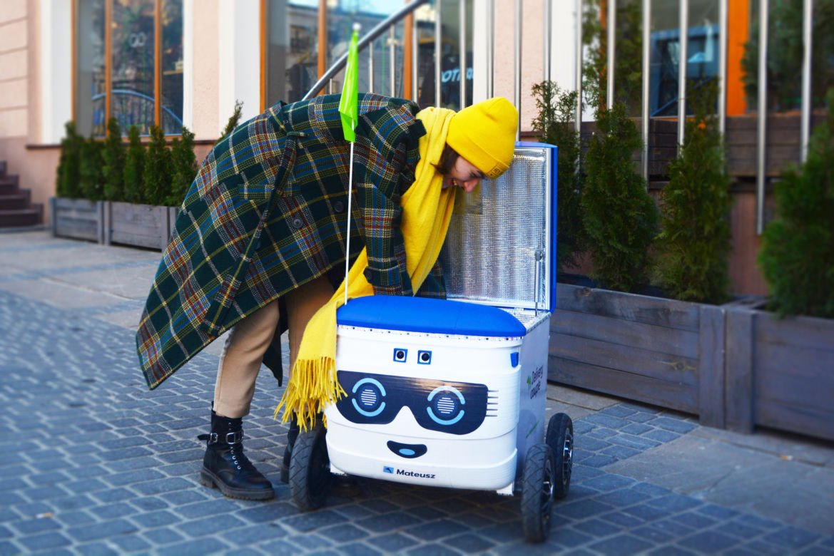  Warszawa miastem robotów. Parzą kawę, przynoszą paczki, dostarczają pizzę i śpiewają Sto lat