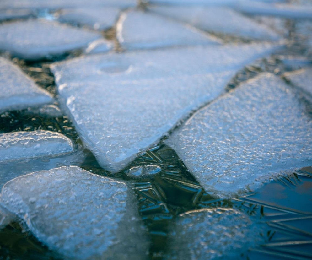 Służby ponawiają apele : nie wchodźcie na lód! 