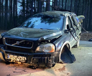 Dachowanie i śmierć w szpitalu. Jeden błąd i kierowca wypadł z auta