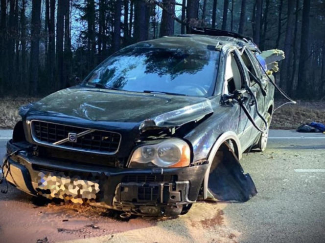 Dachowanie i śmierć w szpitalu. Jeden błąd i kierowca wypadł z auta