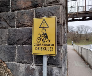 Nowe tablice znaki dla rowerzystów pod wiaduktem garwolińskim w Siedlcach