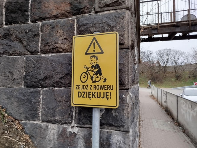 Nowe tablice znaki dla rowerzystów pod wiaduktem garwolińskim w Siedlcach