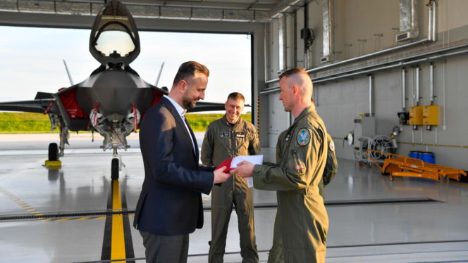 Szef MON nie krył dumy. Pierwsze F-35 już w kraju