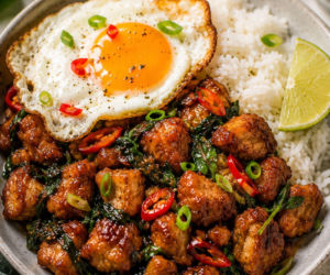 Kurczak w tym sosie smakuje jak z tajskiej restauracji. Wszystko robi się na jednej patelni