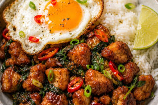 Kurczak w tym sosie smakuje jak z tajskiej restauracji. Wszystko robi się na jednej patelni