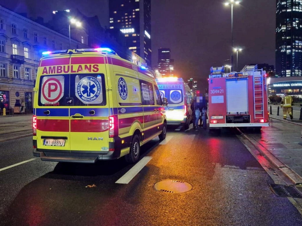  Dramat w centrum. Pieszy wpadł pod rozpędzony pociąg. W stanie krytycznym trafił do szpitala