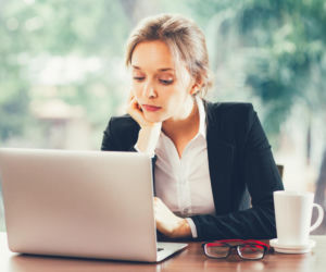 Ból karku i asymetria twarzy? Winny może być ten niewinny nawyk przy biurku