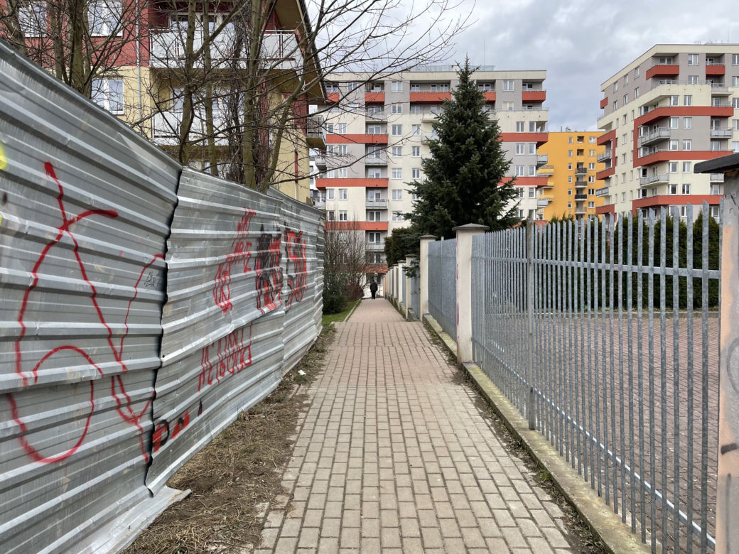 Mieszkańcy nie mogą już korzystać z popularnego skrótu. To teren prywatny dewelopera. „Niech nas pozamykają na osiedlu”