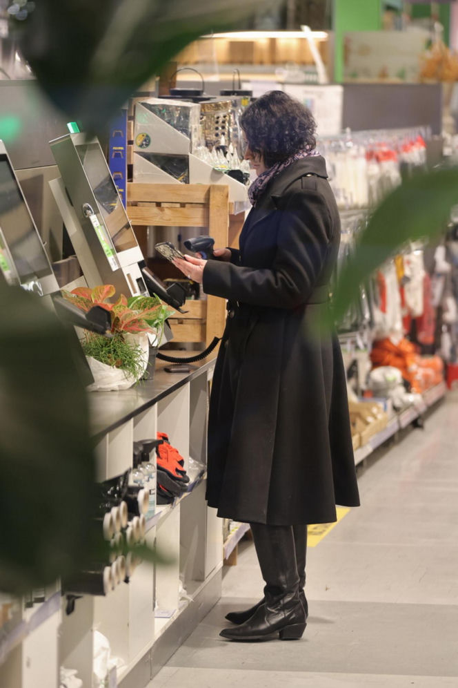 Anna Maria Żukowska buszuje w kwiatach