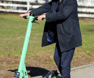 Jan Grabiec na hulajnodze