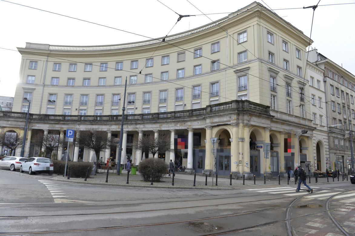 Samowola budowlana na pl. Zbawiciela. Restaurator zapłaci pół miliona kary?!
